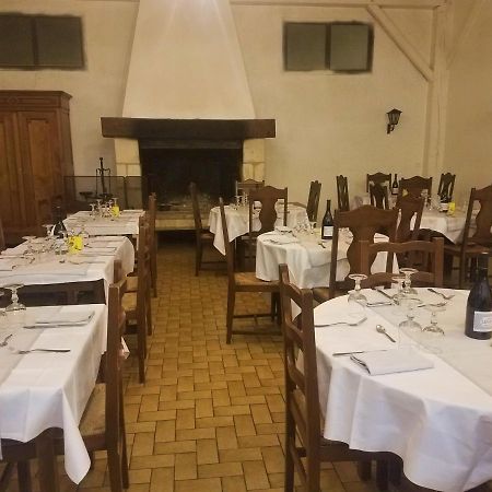 L'Auberge Des Voyageurs Ménigoute Esterno foto
