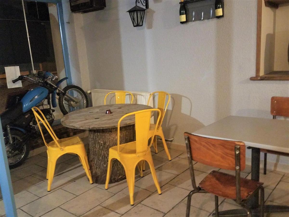 L'Auberge Des Voyageurs Ménigoute Esterno foto