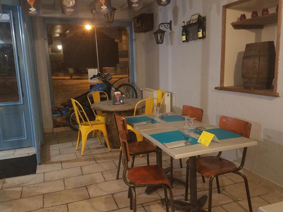 L'Auberge Des Voyageurs Ménigoute Esterno foto